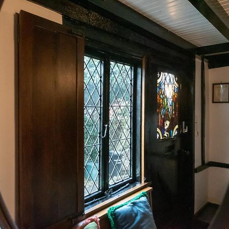 15Th Century Tiny Character Cottage-Henley Centre Zewnętrze zdjęcie